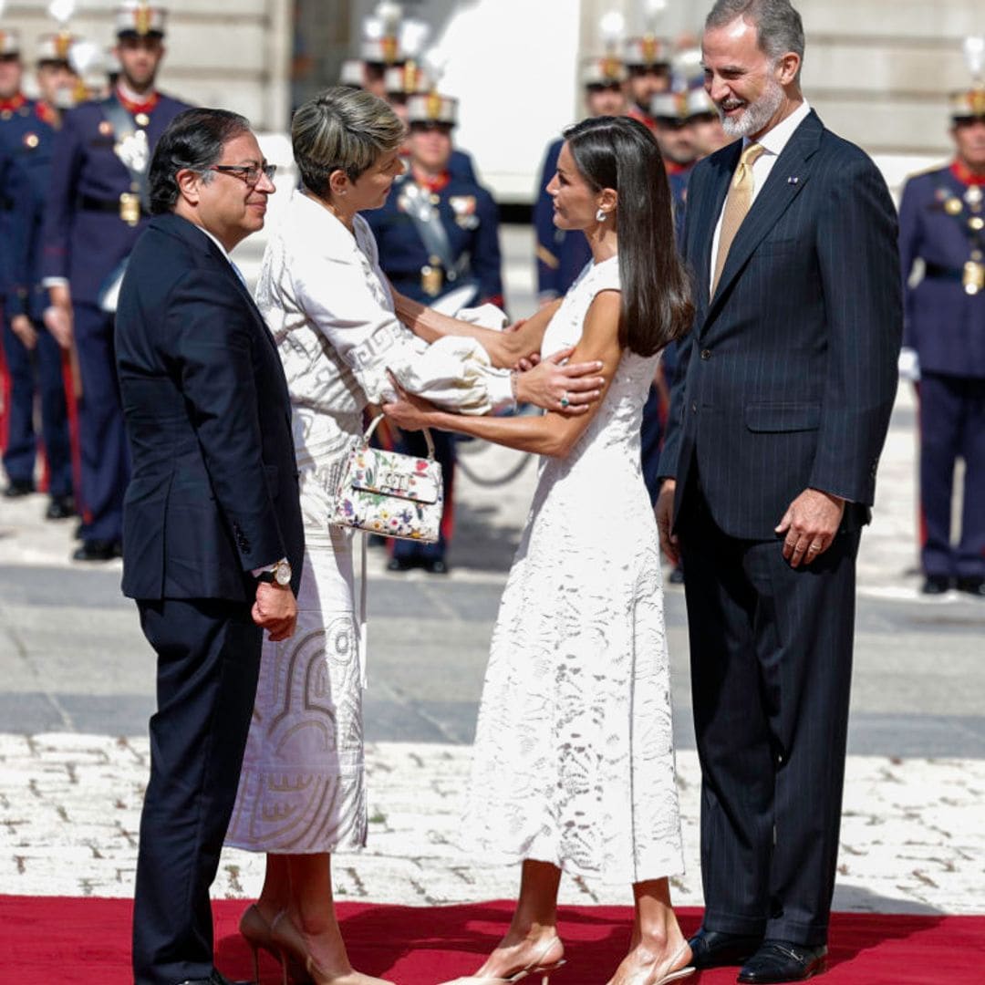 Los Reyes reciben con honores en el Palacio Real al presidente de Colombia y su esposa