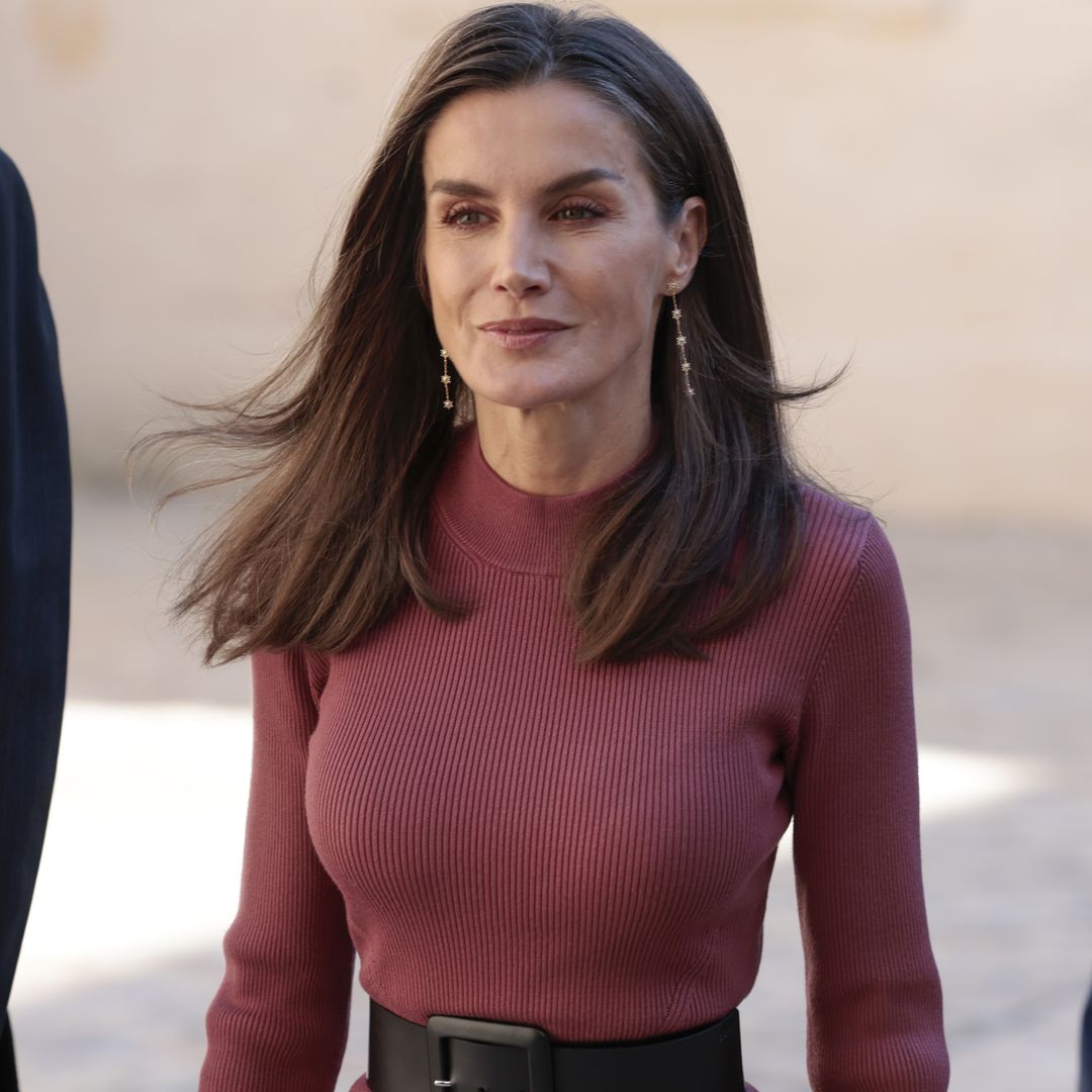 La reina Letizia estrena en Sevilla un vestido español de punto que compró en una tienda valenciana