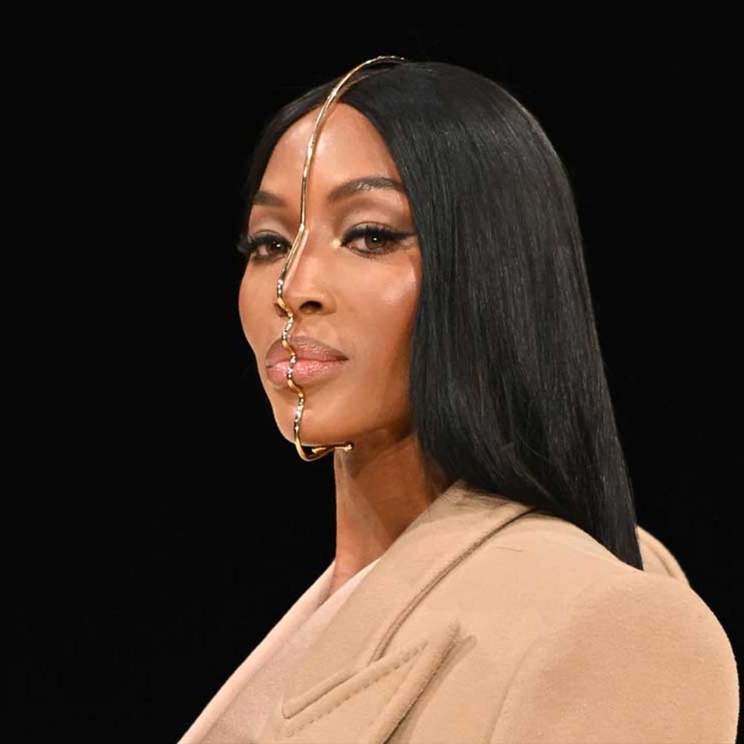 Naomi Campbell vuelve a subirse a la pasarela de la Semana de la Moda de París en el desfile más esperado