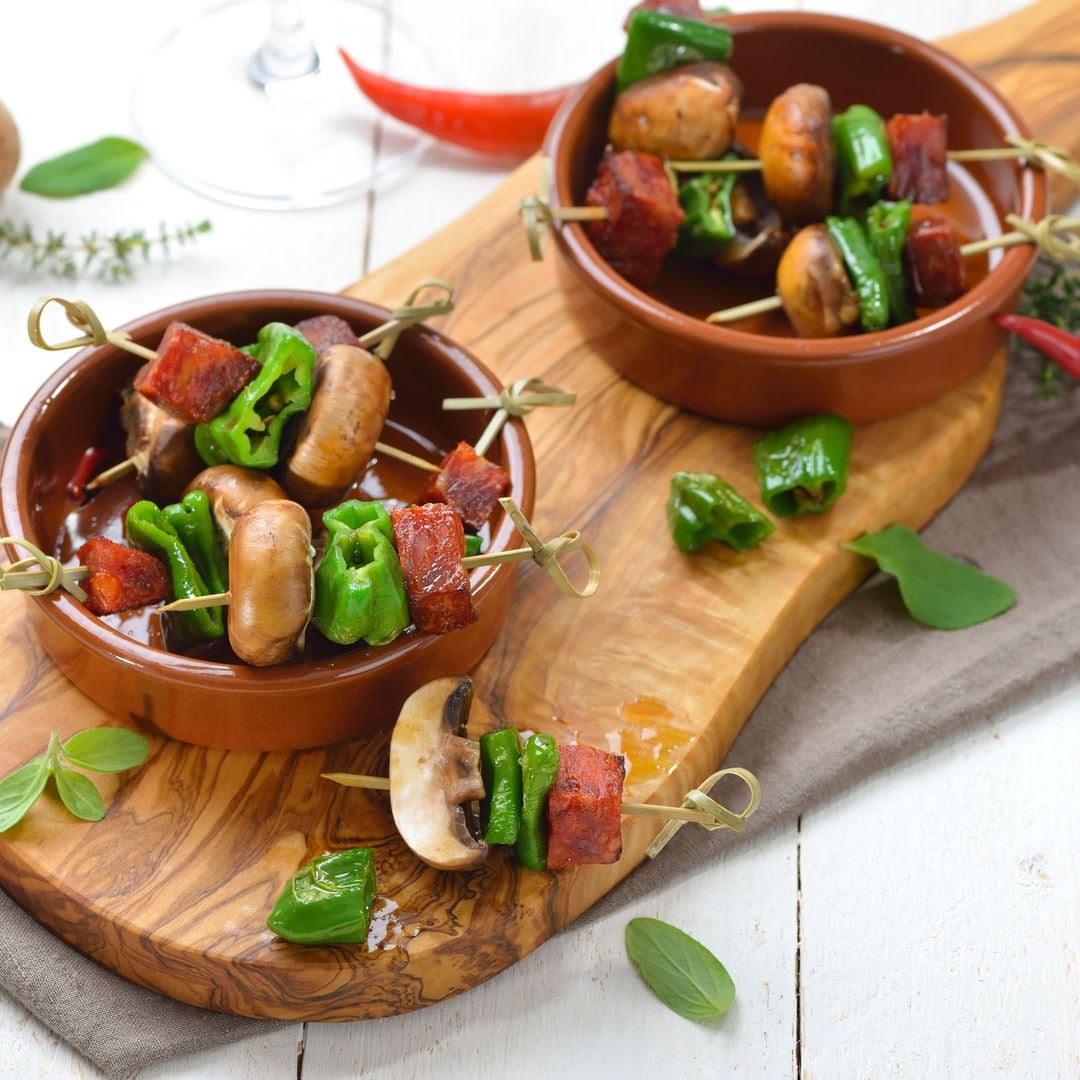 Pincho de champi con chorizo y pimientos de Padrón