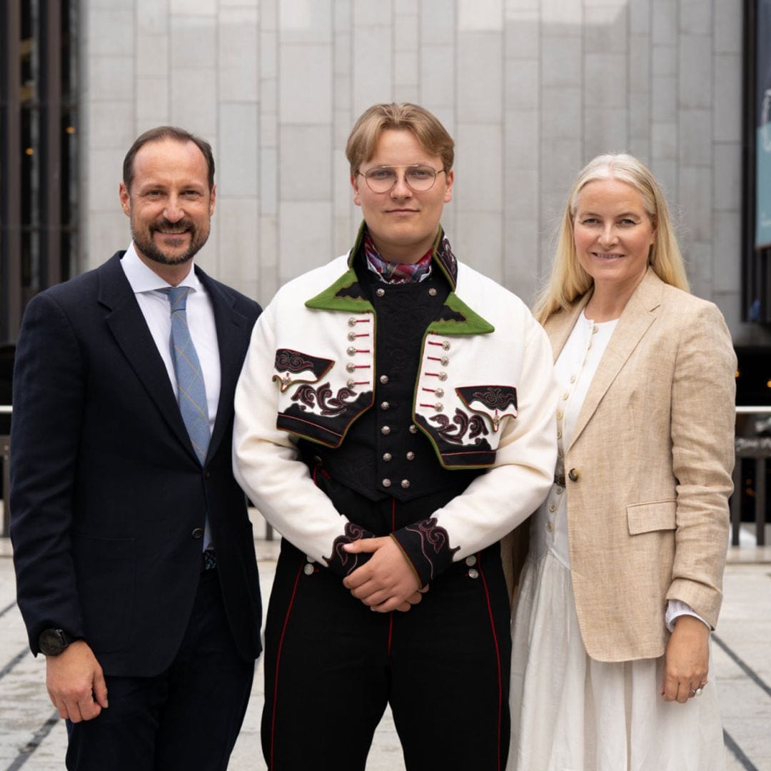 Sverre Magnus de Noruega se gradúa, acompañado por sus padres y con su 'bunad' favorito