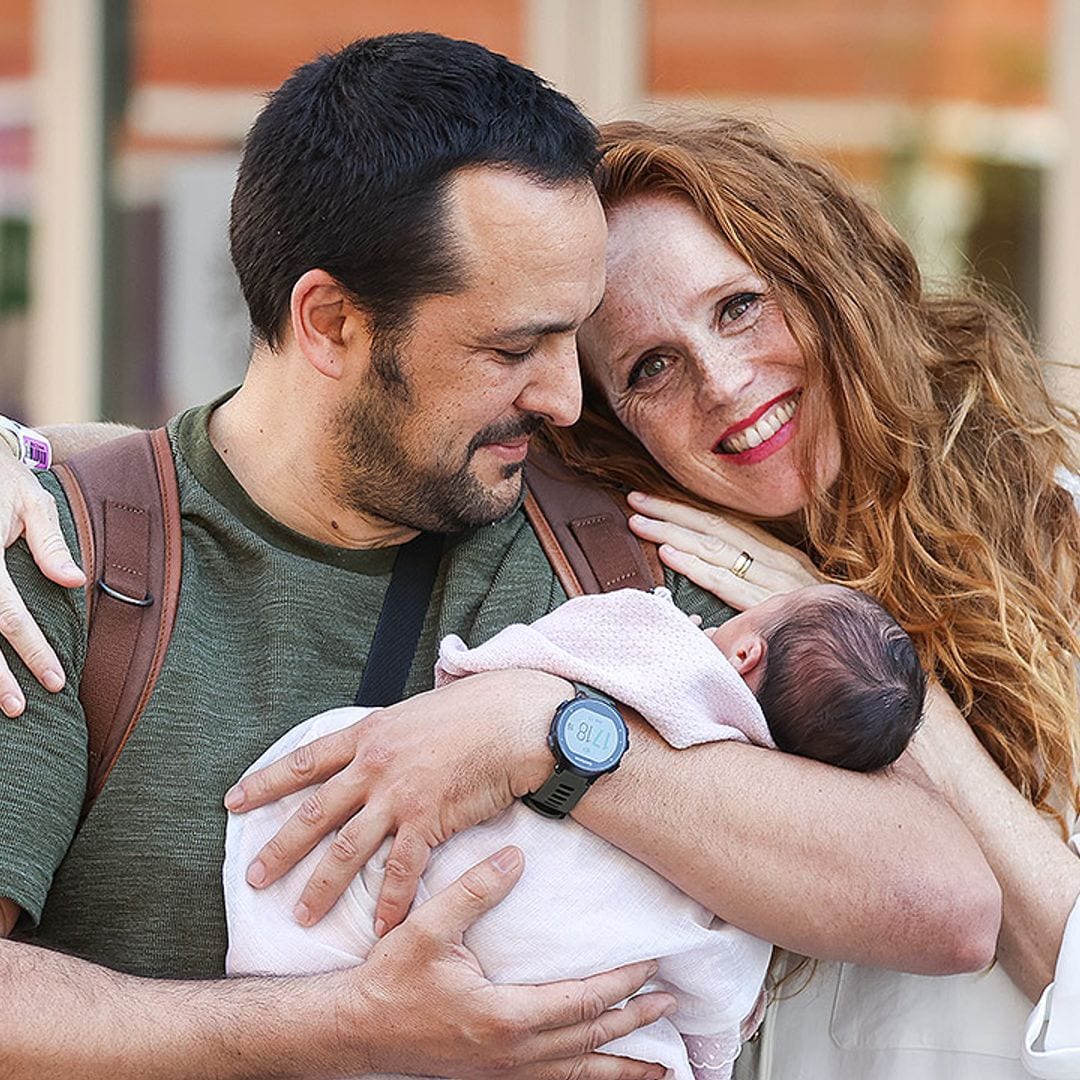 María Castro, junto a su marido, presenta a su tercera hija a las puertas del hospital