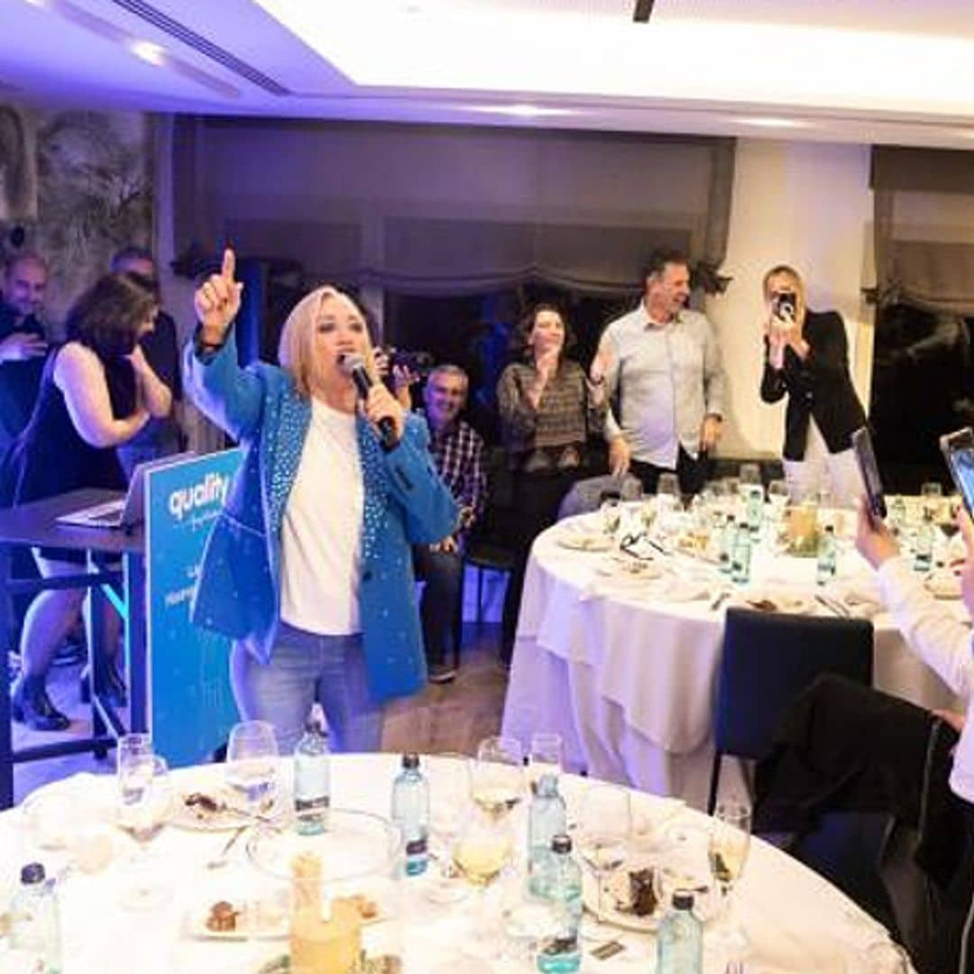 Belén Esteban aparece por sorpresa cantando en la cena de Navidad de una empresa