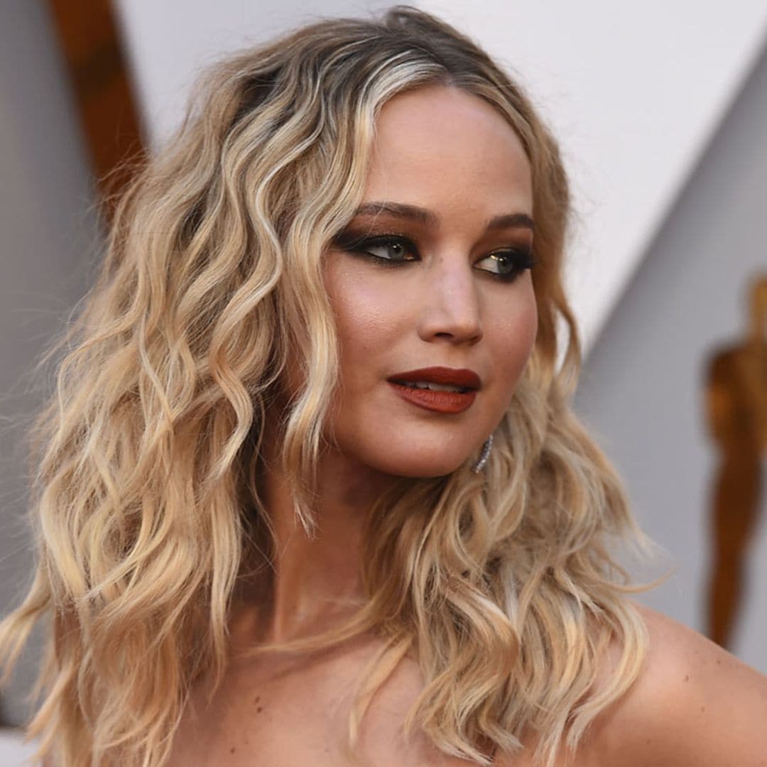 El abrigo camel de Jennifer Lawrence o cuando las actrices también repiten ropa