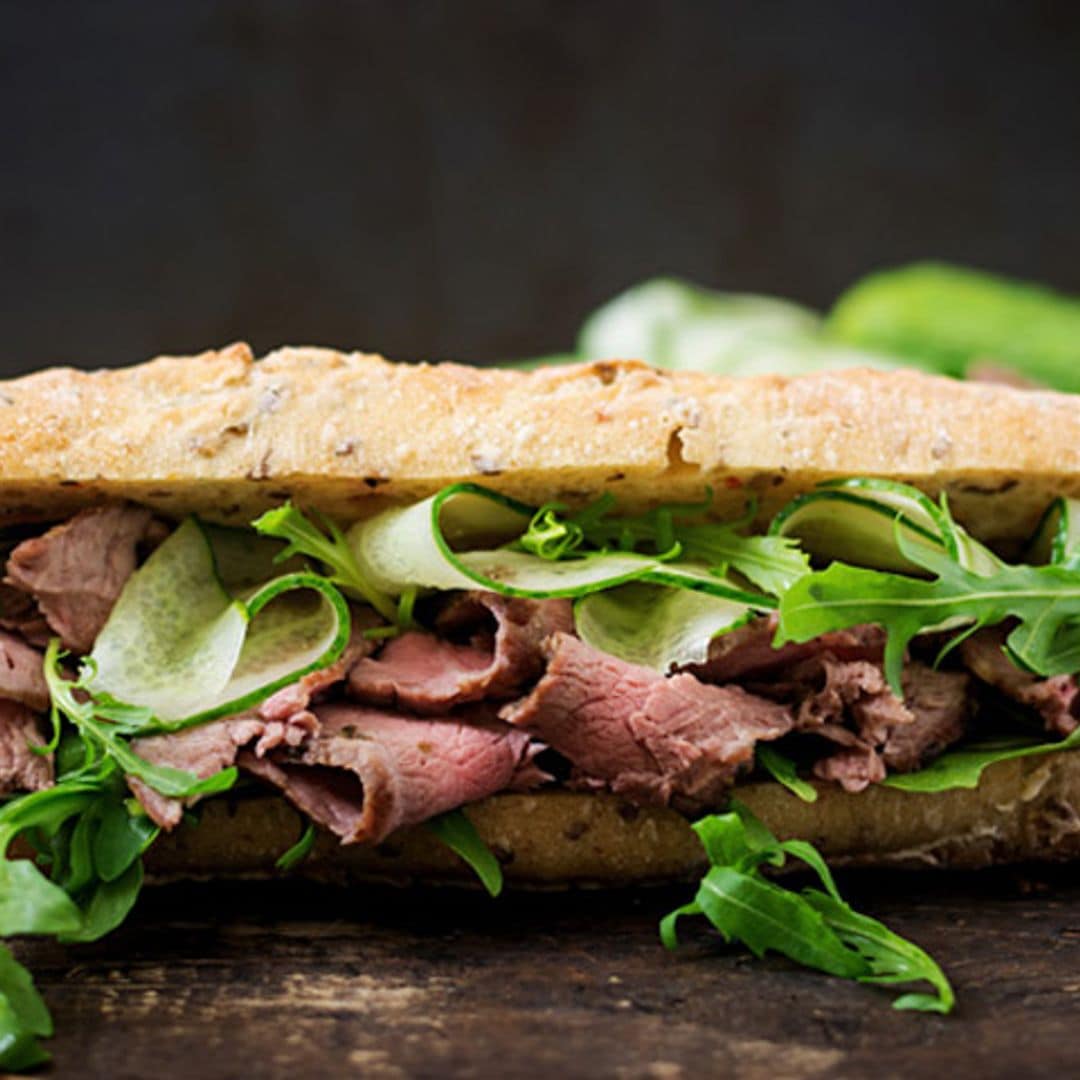 Bocadillo de pastrami con rúcula y pepino