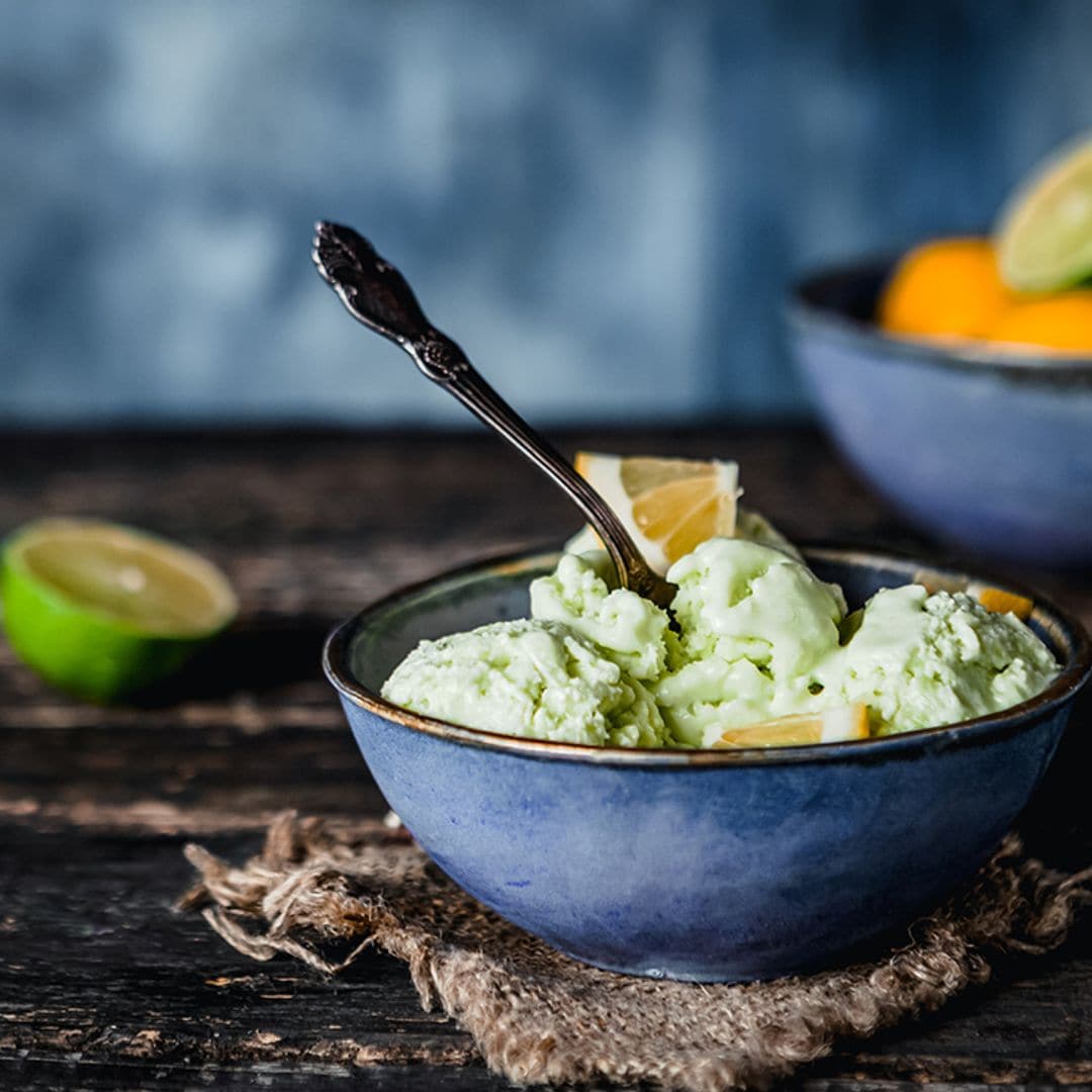 Helado casero de lima-limón con menta