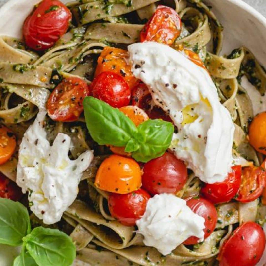 'Fettuccine' con burrata y tomate cherry