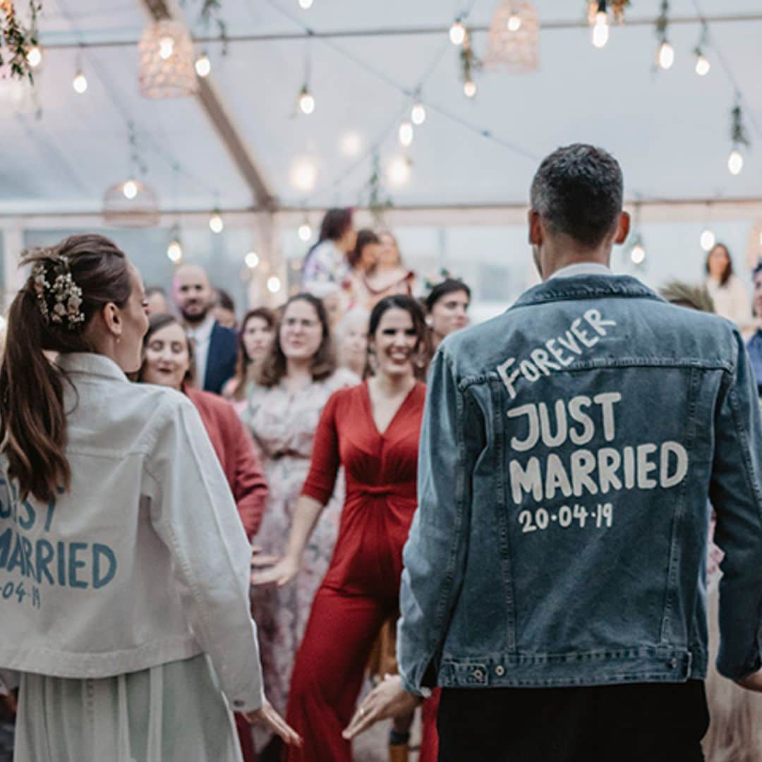 Cazadoras vaqueras personalizadas, la tendencia que enamora a las novias de otoño