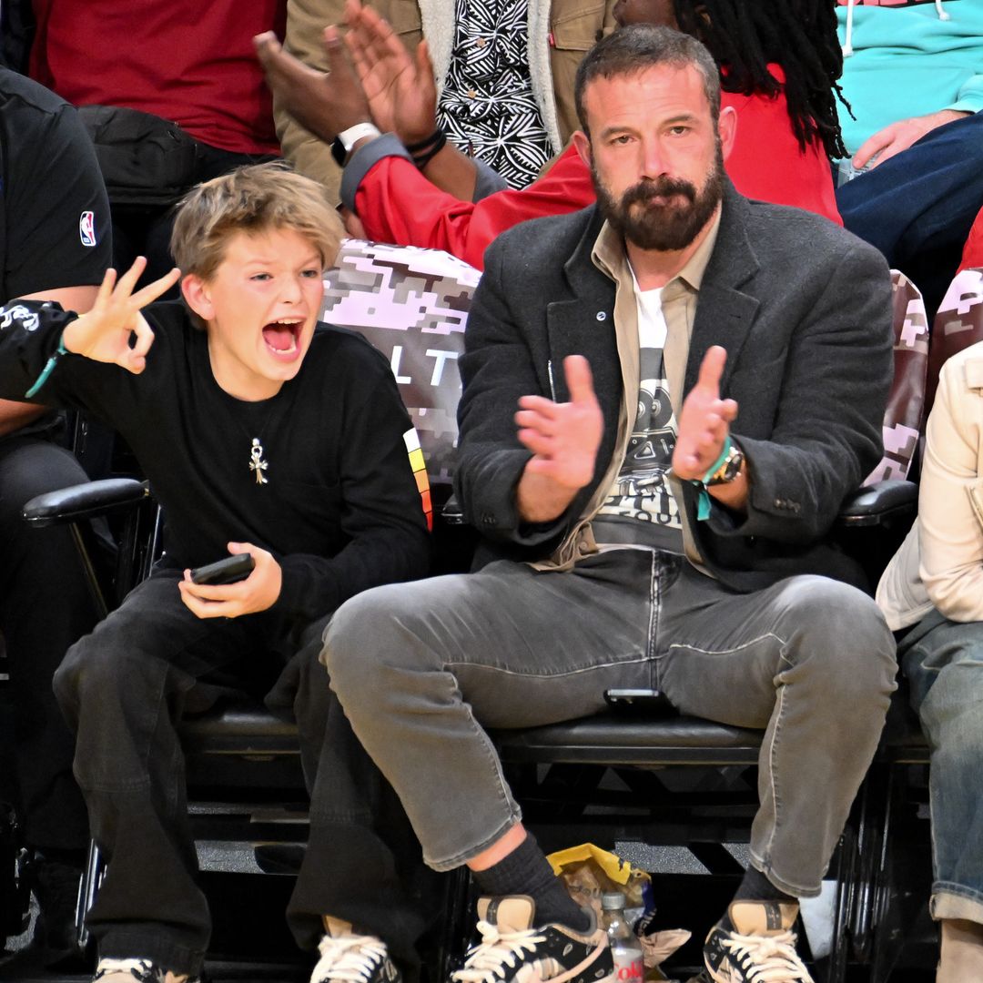 Ben Affleck reaparece con su hijo en el baloncesto mientras Jennifer Lopez impacta con su look más sexy