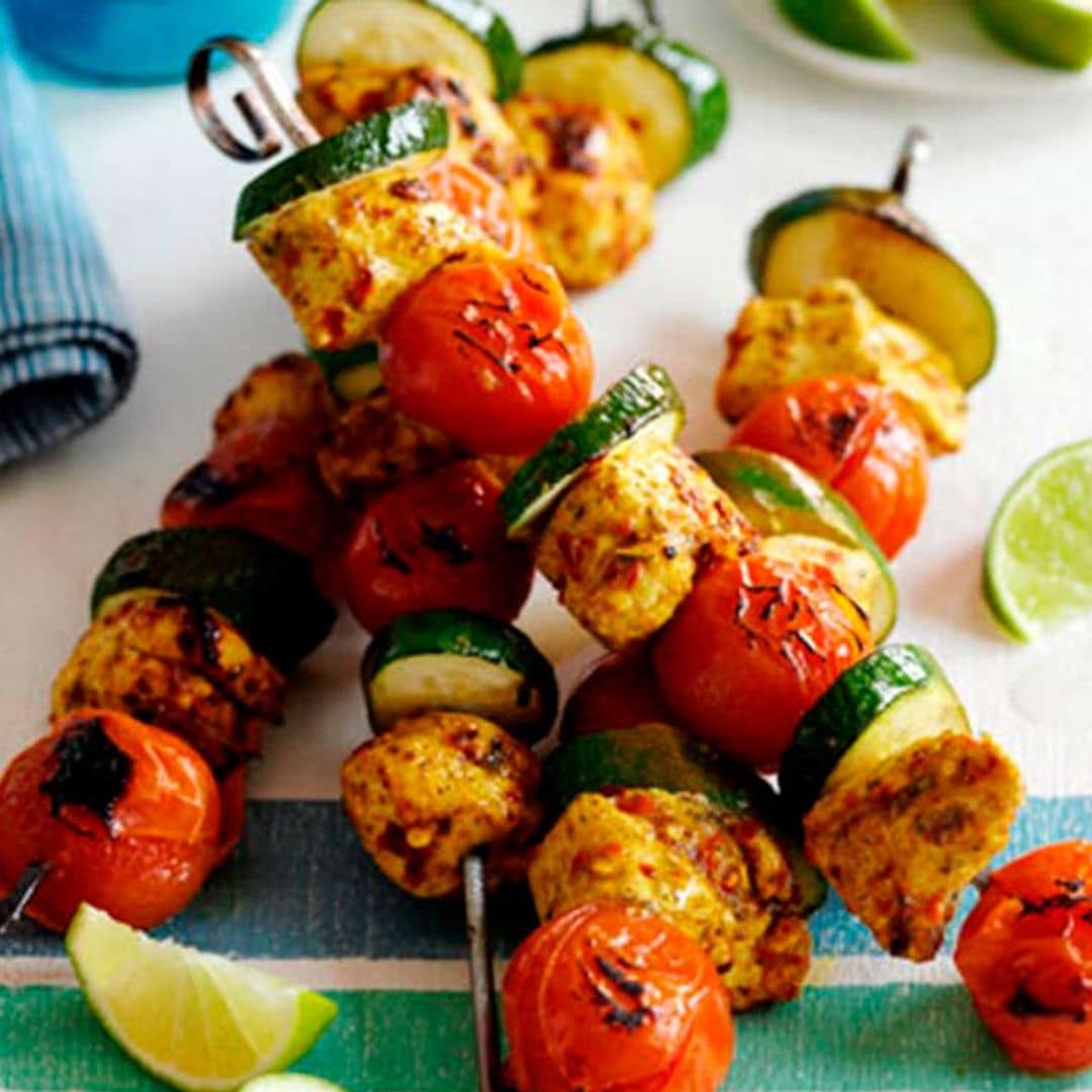 Brochetas de pollo especiado con tomatitos cherry y calabacín