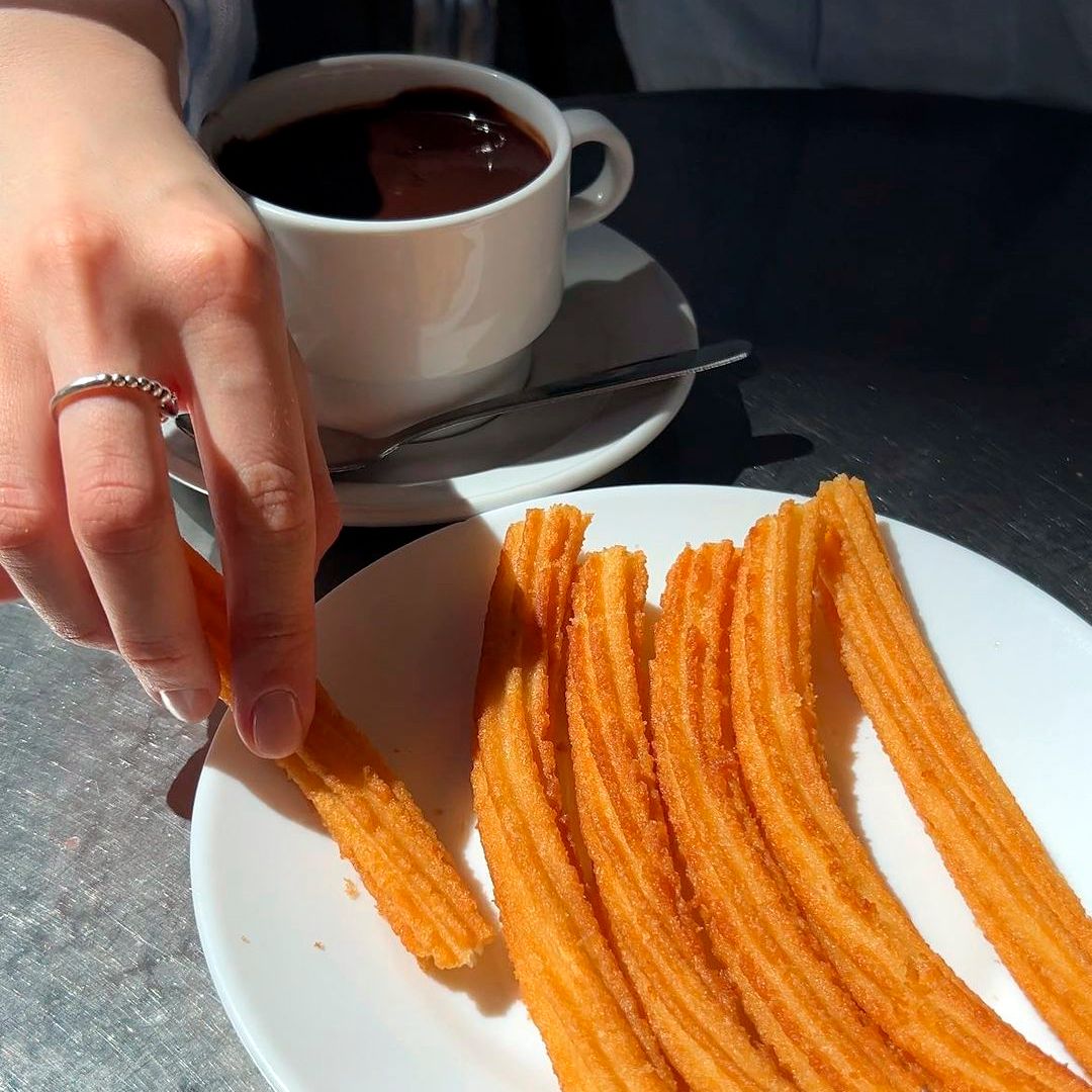 Chocolate con churros en la chocolatería San Ginés