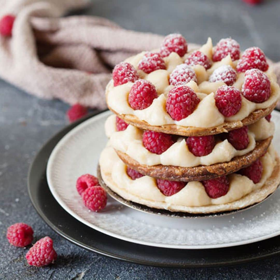 Tartaletas de milhojas con crema y frambuesas