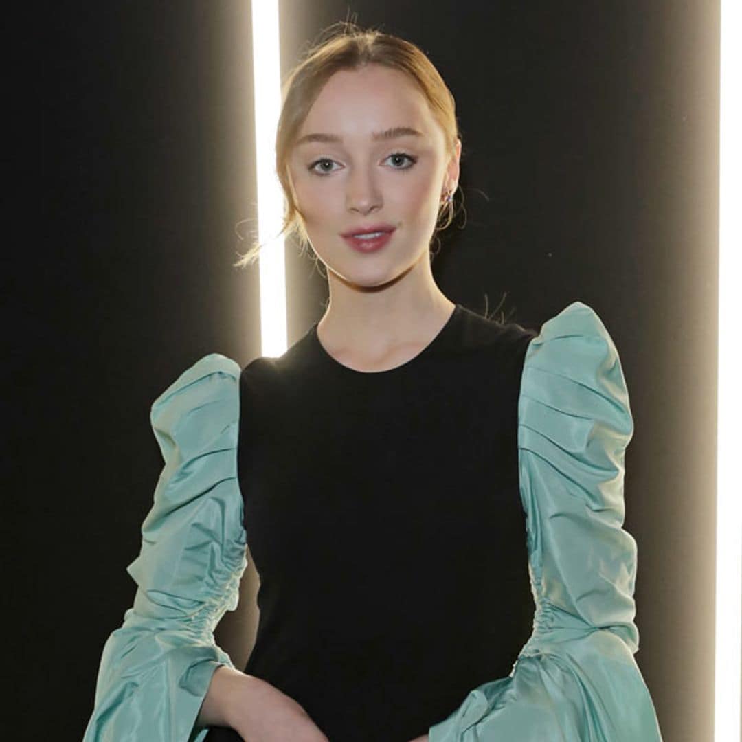 Si mides alrededor de 1,60, el truco de Phoebe Dynevor para llevar vestido en invierno te va a encantar