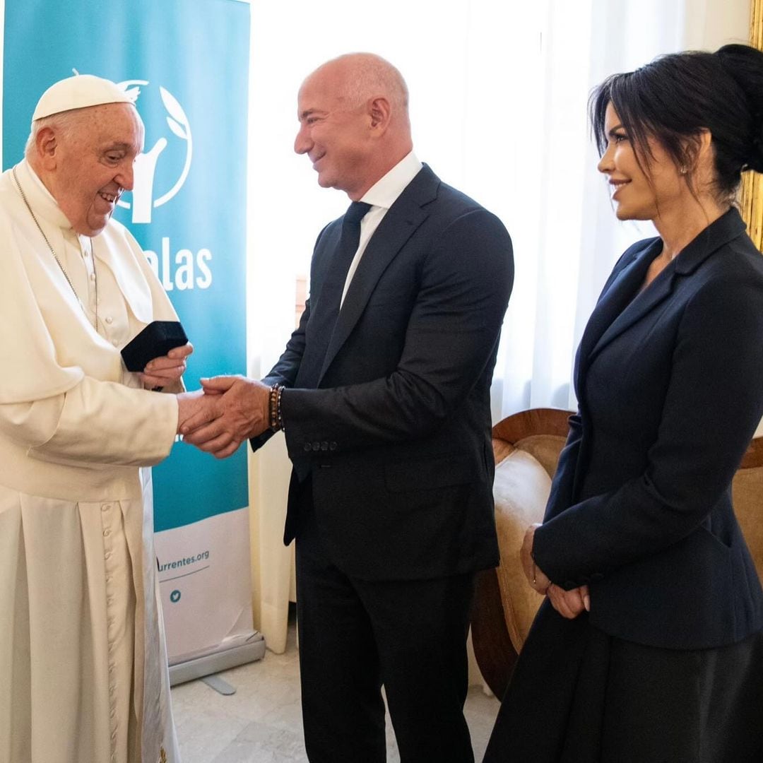 En medio de sus vacaciones, Lauren Sanchez y Jeff Bezos tienen un especial encuentro con el Papa Francisco