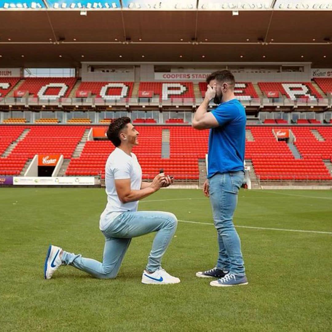 El futbolista Josh Cavallo le pide matrimonio a su novio en el estadio de su equipo