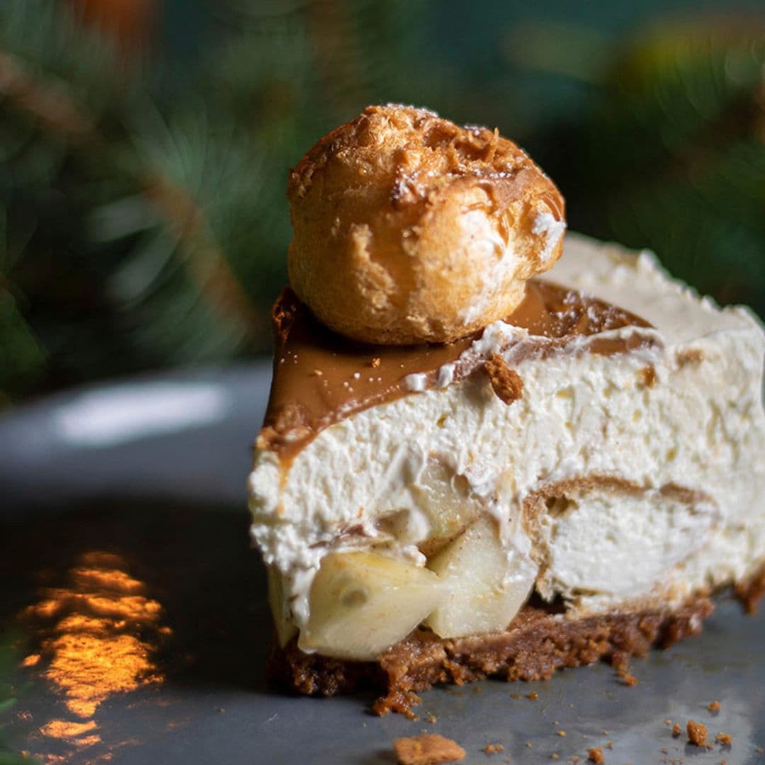 Tarta de nata y pera con crema de galletas Biscoff