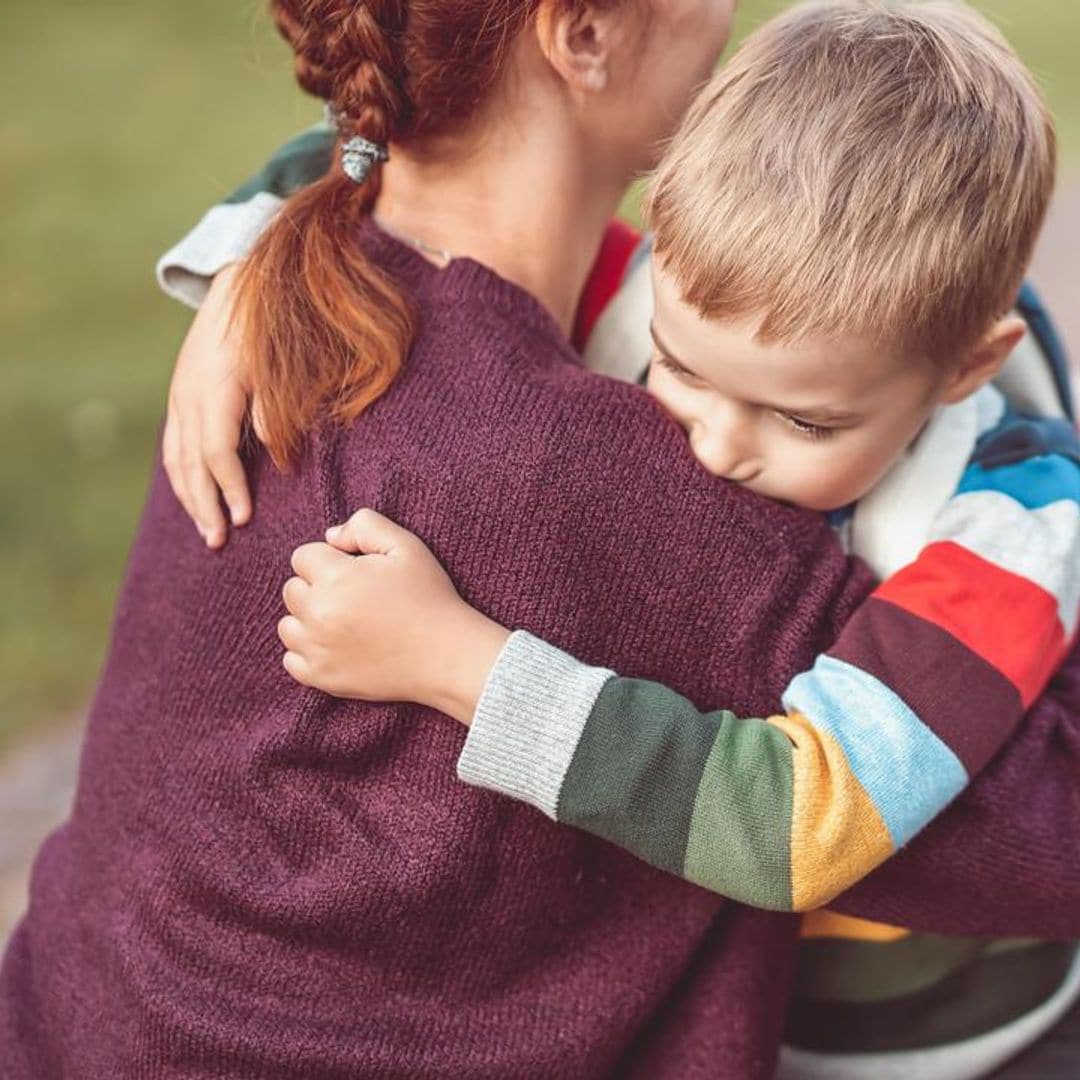 madre abrazando a su hijo