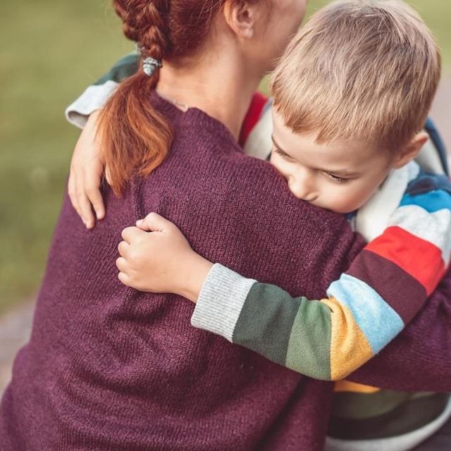 madre abrazando a su hijo