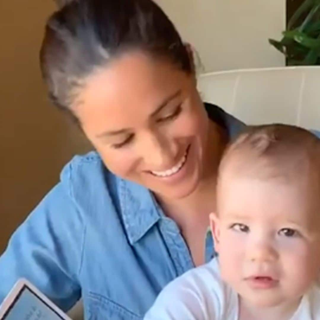 Una 'smash cake', videollamadas y paseo con las mascotas, así celebró Archie su primer añito