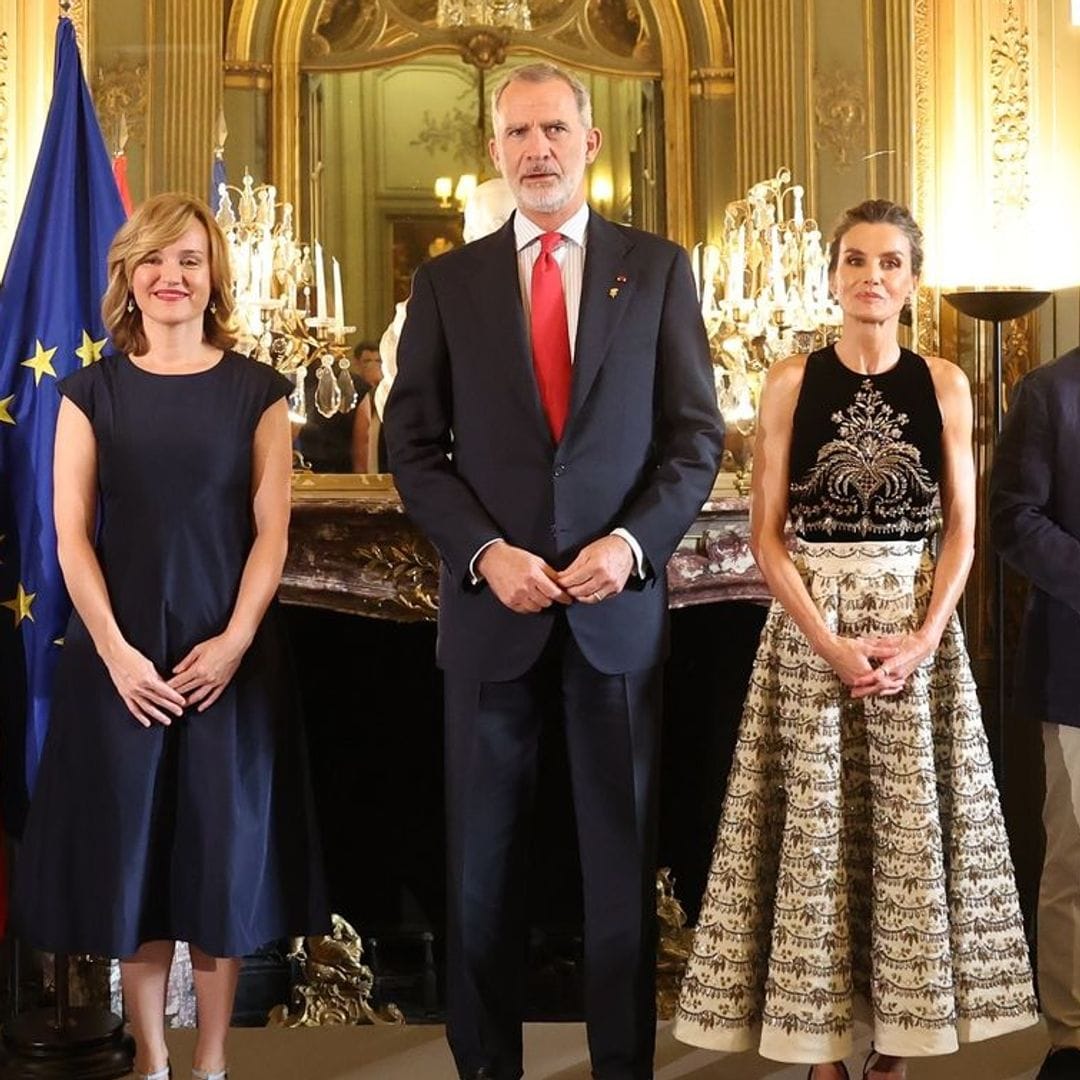 Los Reyes ya están en París: así ha sido su cálido encuentro con el equipo olímpico español en la embajada