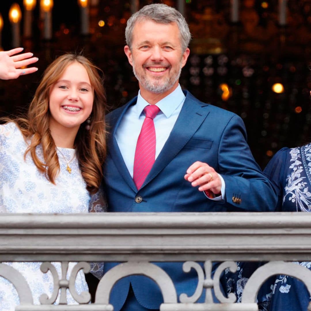 Isabella y Josephine de Dinamarca, radiantes con vestidos de estampado floral y juveniles semirrecogidos