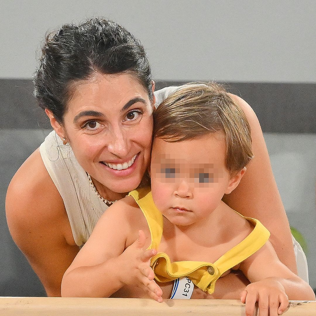 Mery Perelló con su hijo durante el partido de Rafa Nadal y Carlos Alcaraz del 31 de julio de 2024 en los Juegos Olímpicos de París