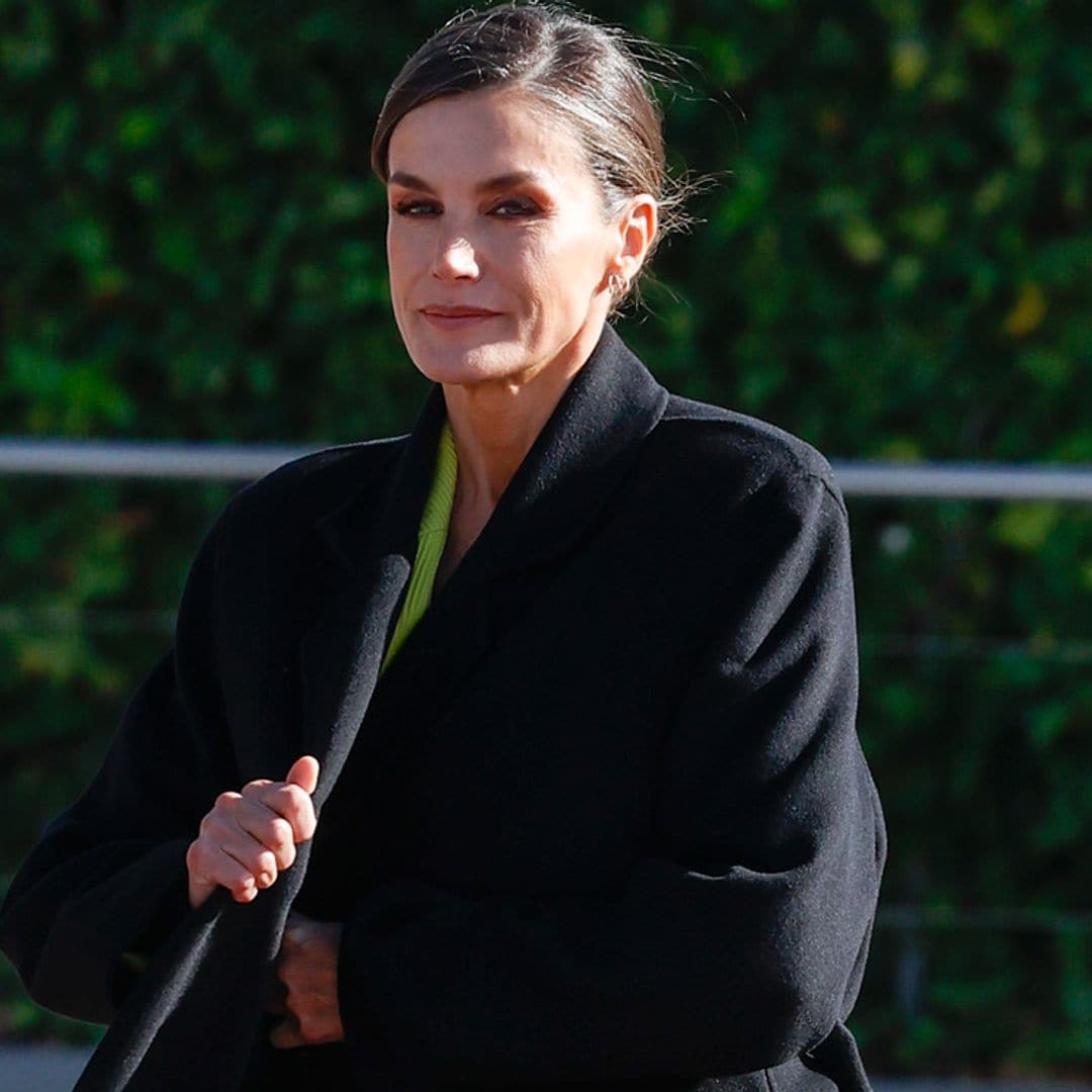 La reina Letizia innova con su look de viaje:  abrigo 'oversized' y una chaqueta inesperada