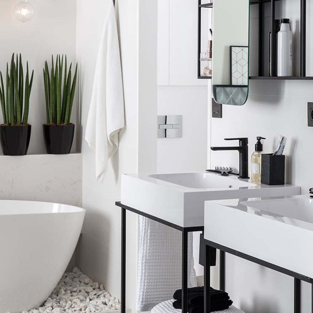 Estos baños usan el color negro en su decoración y se adaptan a todos los estilos