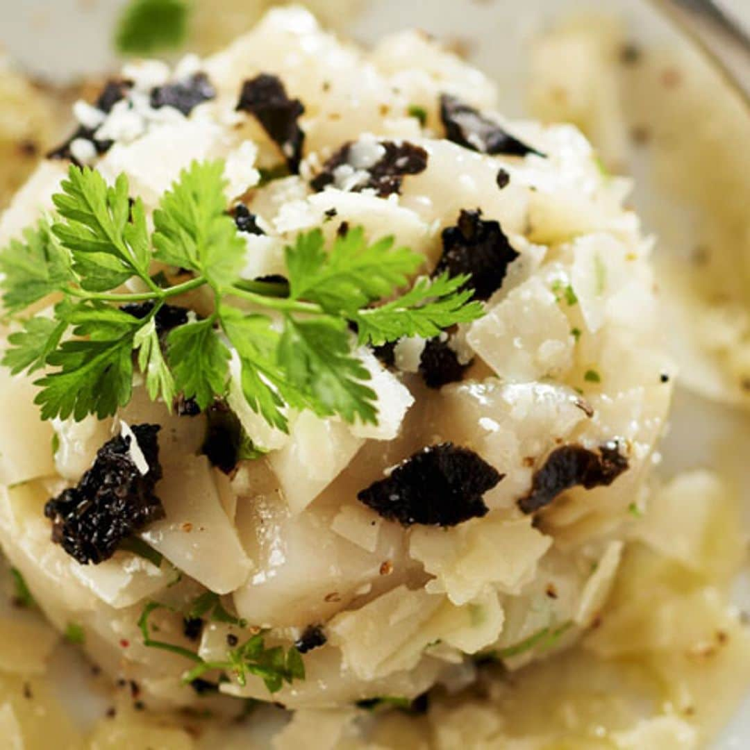 Tartar de vieiras con trufa negra y parmesano