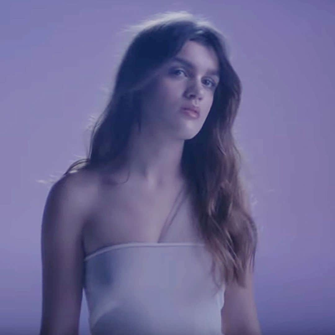 'Una diosa', 'un ángel'... Todas las claves del look de Amaia en su nuevo vídeo