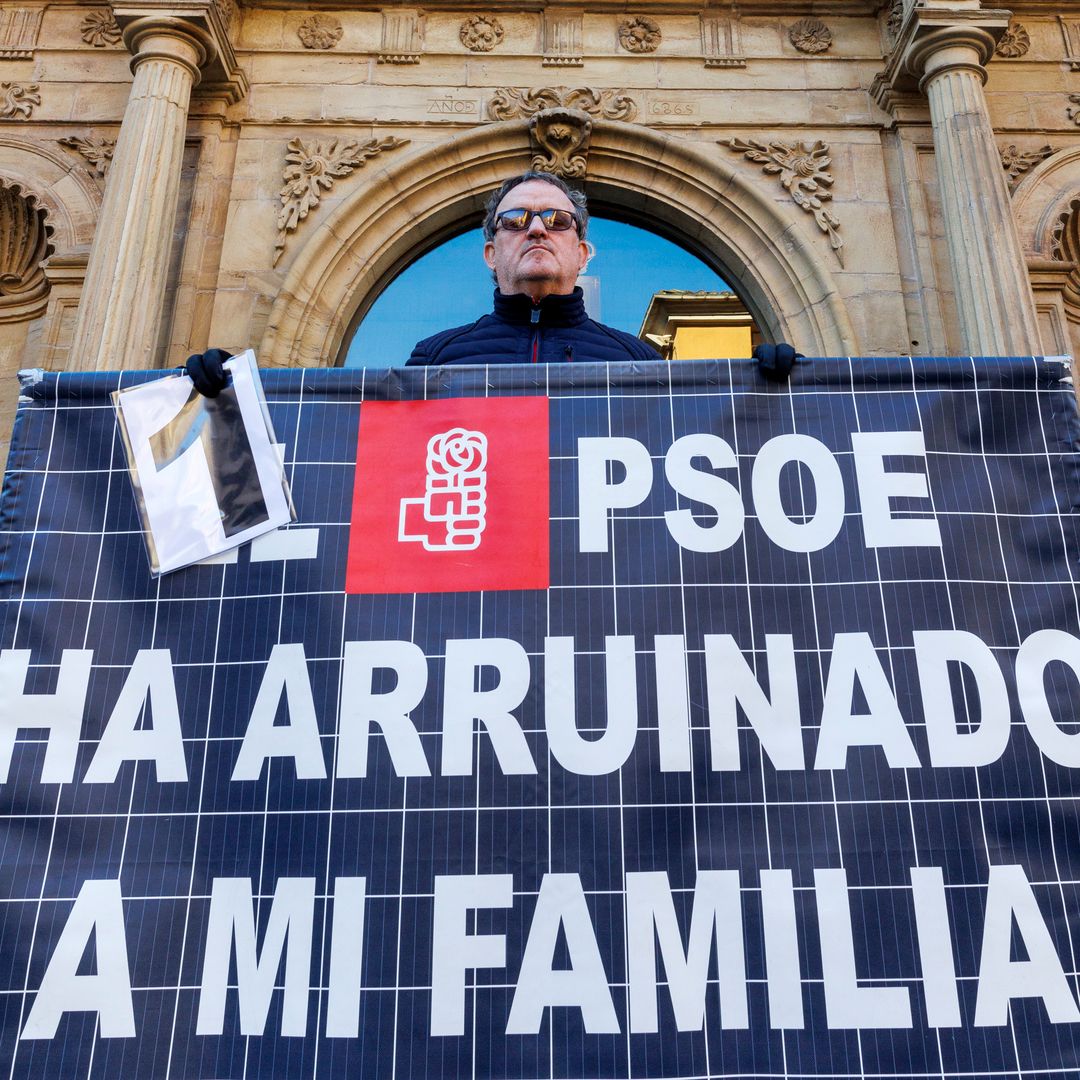 El actor César Vea con una pancarta a las puertas del Parlamento de La Rioja, a 17 de febrero de 2025, en Logroño, La Rioja (España)