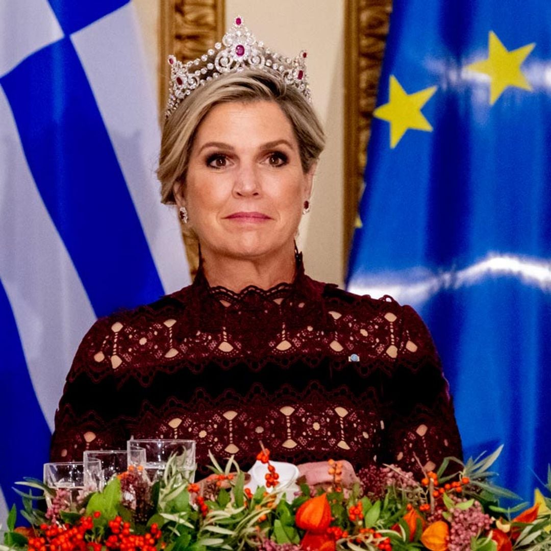 Máxima conquista Grecia con una imponente tiara de diamantes y rubíes y un vestido de terciopelo y encaje