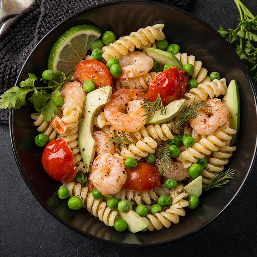 Ensalada de tornillos, aguacate, tomate y gambas