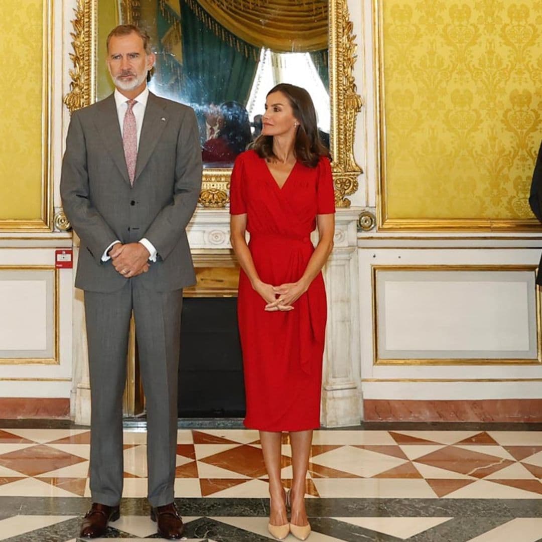 Doña Letizia da una tercera vida a su vestido rojo, el 'diseño de invitada definitivo'