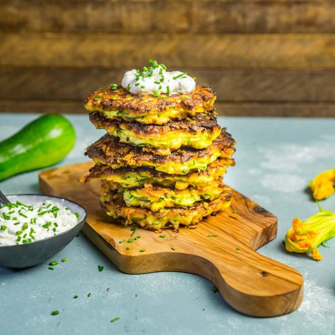 Tortitas de maíz y calabacín con yogur al cebollino