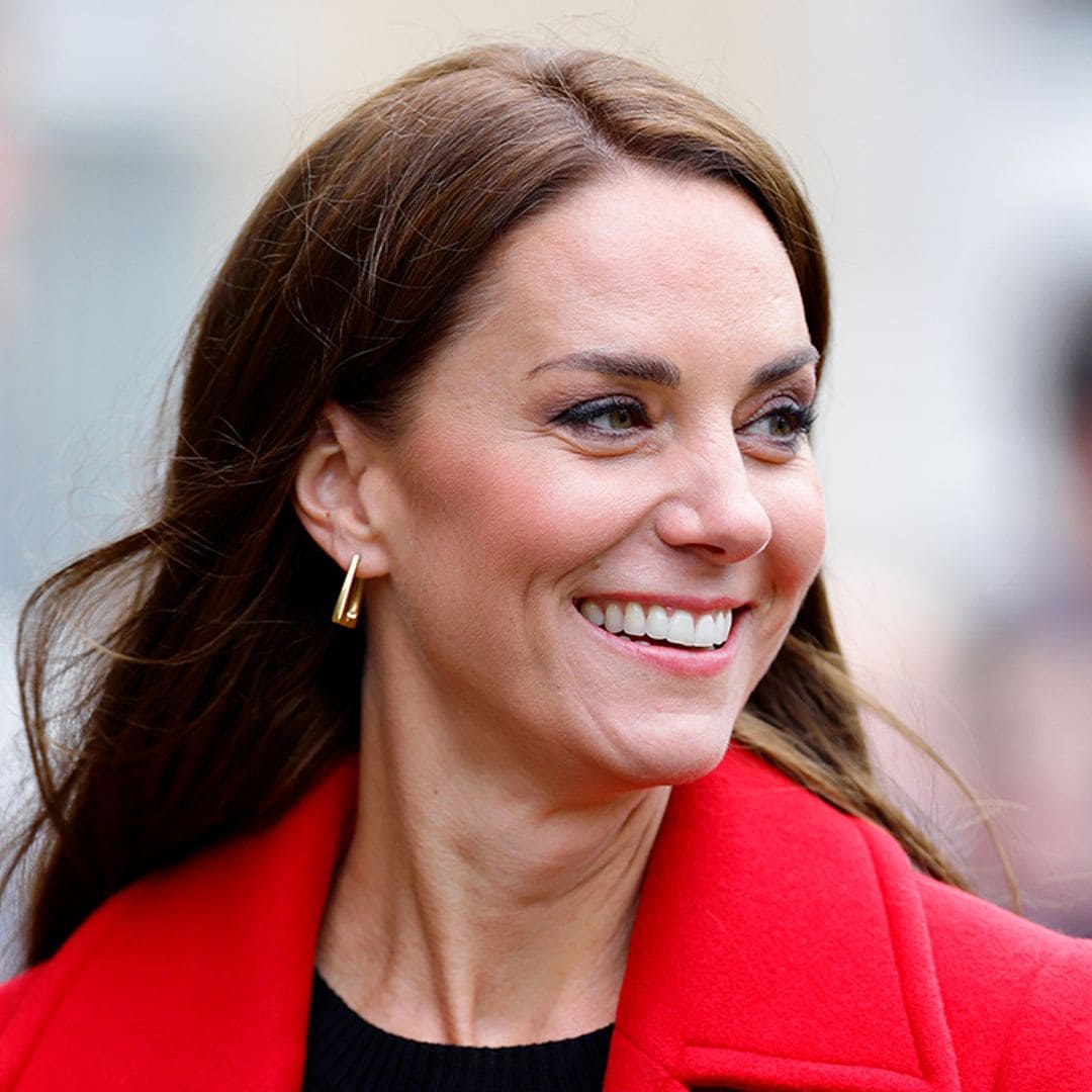 Kate Middleton recupera su famoso vestido rojo de lentejuelas para la felicitación de Navidad