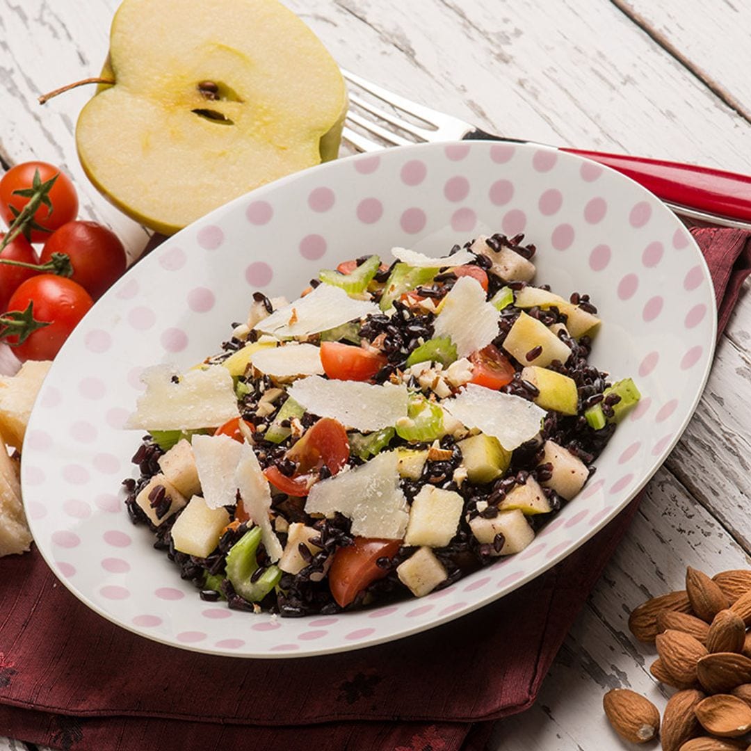 Ensalada de arroz venere con manzana, almendras y parmesano