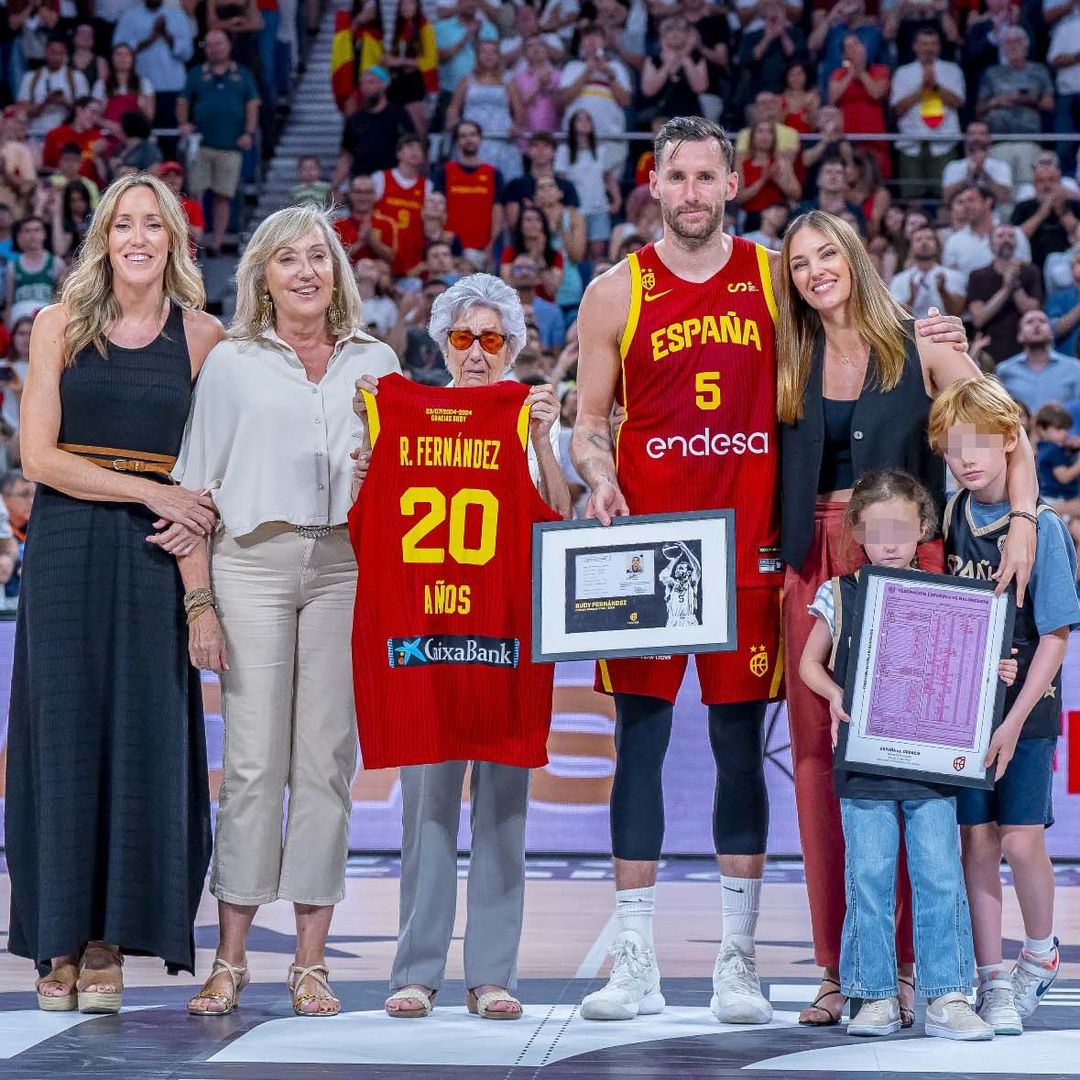 Rudy Fernández recibe un bonito homenaje, con sorpresa de sus hijos incluida, en su último partido en España