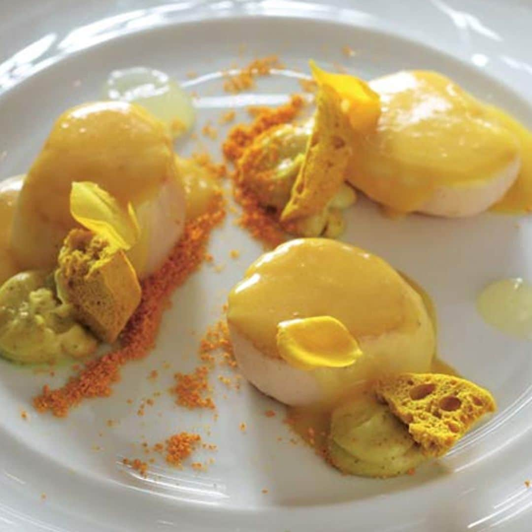 Vieira asada, jugo de naranja, emulsión de curry y crujiente de comino