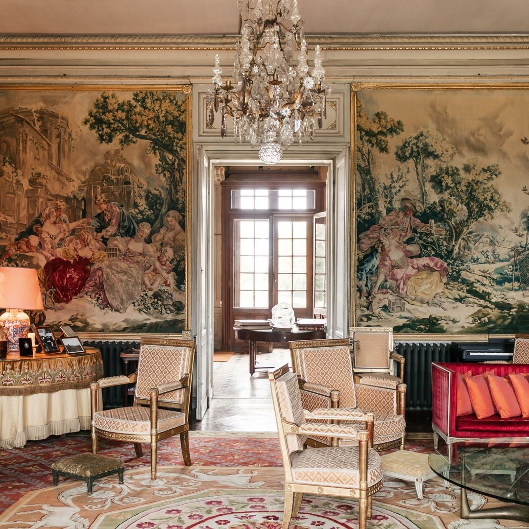 En la imagen, el salón principal, con tapices de Beauvais, diseño de François Boucher del siglo XVIII. Abajo izquierda, el salón de la biblioteca, y al lado, otro rincón del salón principal, con sillones Imperio.