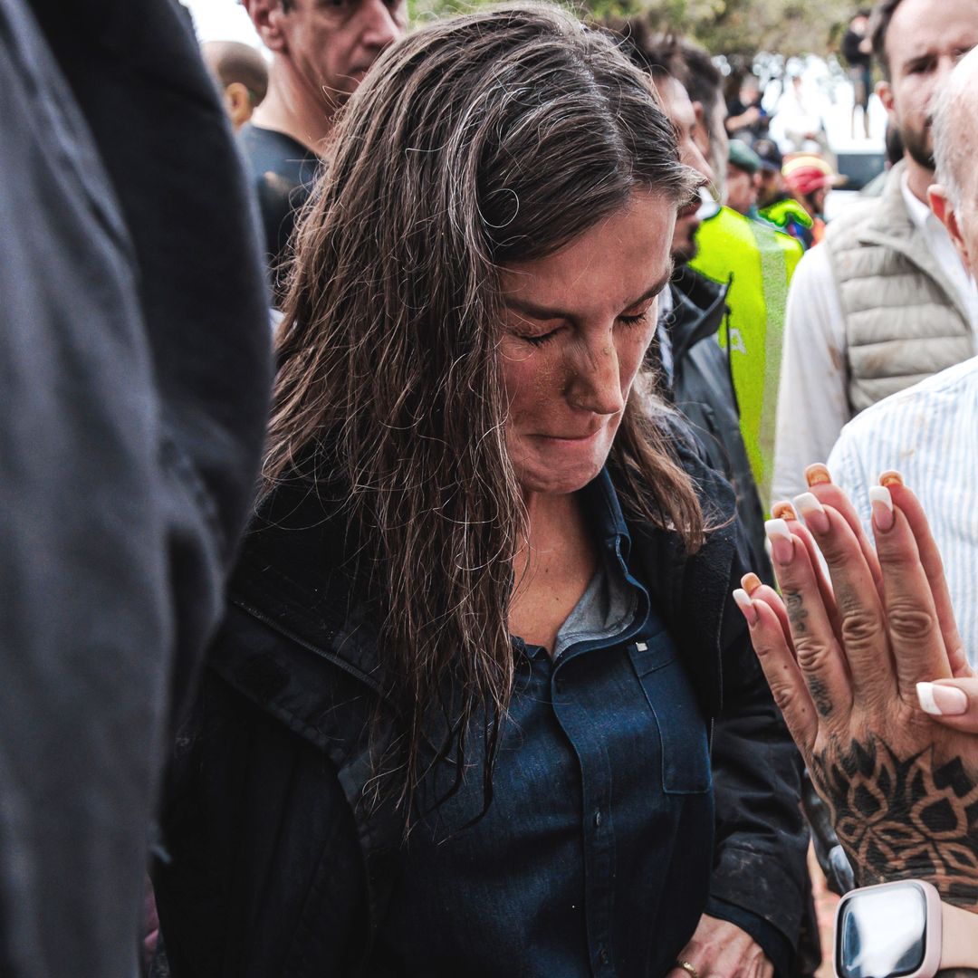 Las lágrimas de la reina Letizia en Paiporta, rota de dolor y consolando a los vecinos