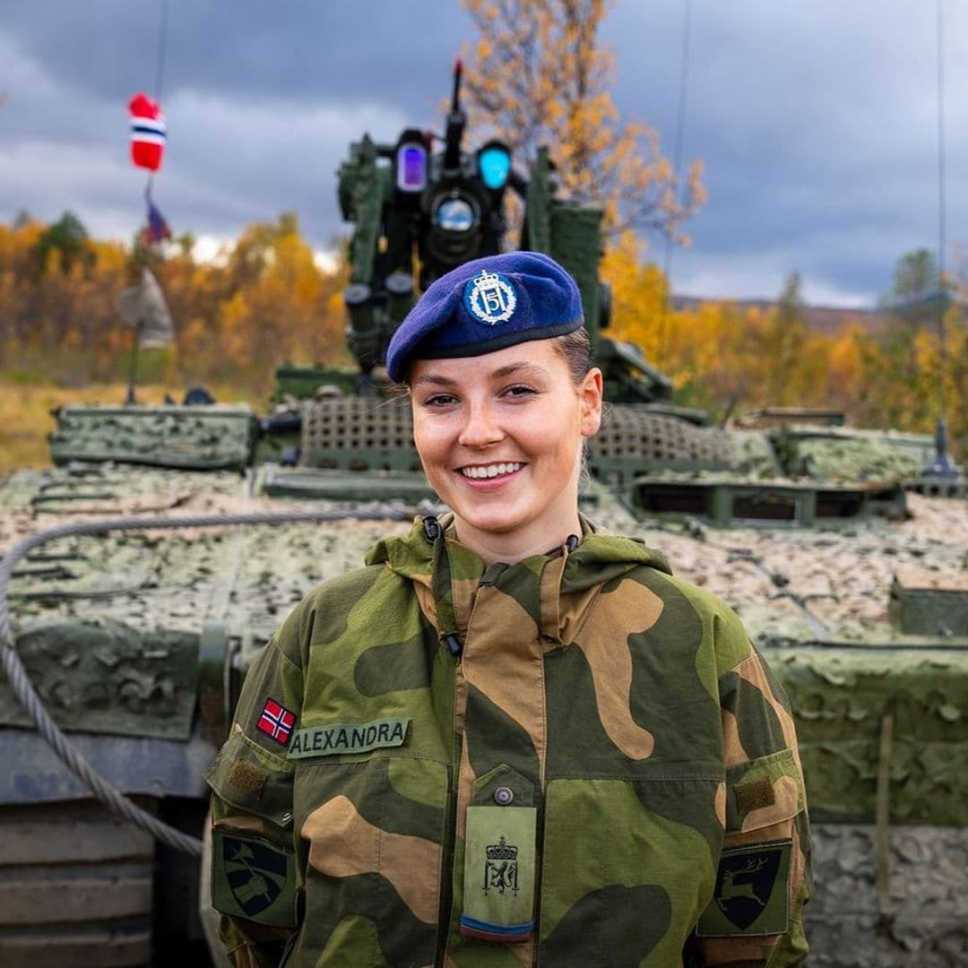 ¡La soldado Ingrid de Noruega en acción! La princesa muestra su entrenamiento militar y habla de los 'fuertes lazos' con sus compañeros