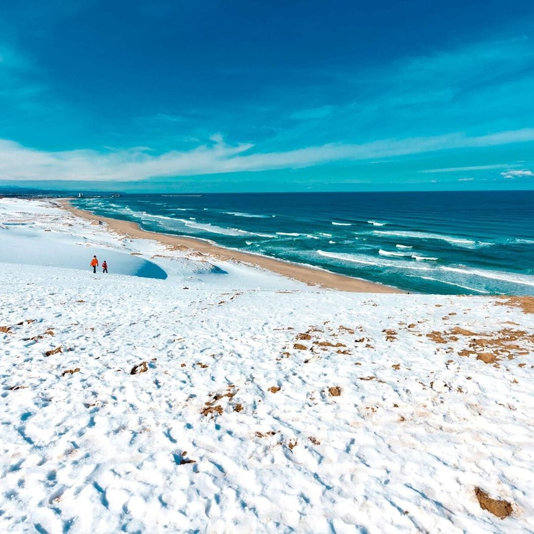 El capricho más insólito de la naturaleza: un desierto de arena, nieve y mar