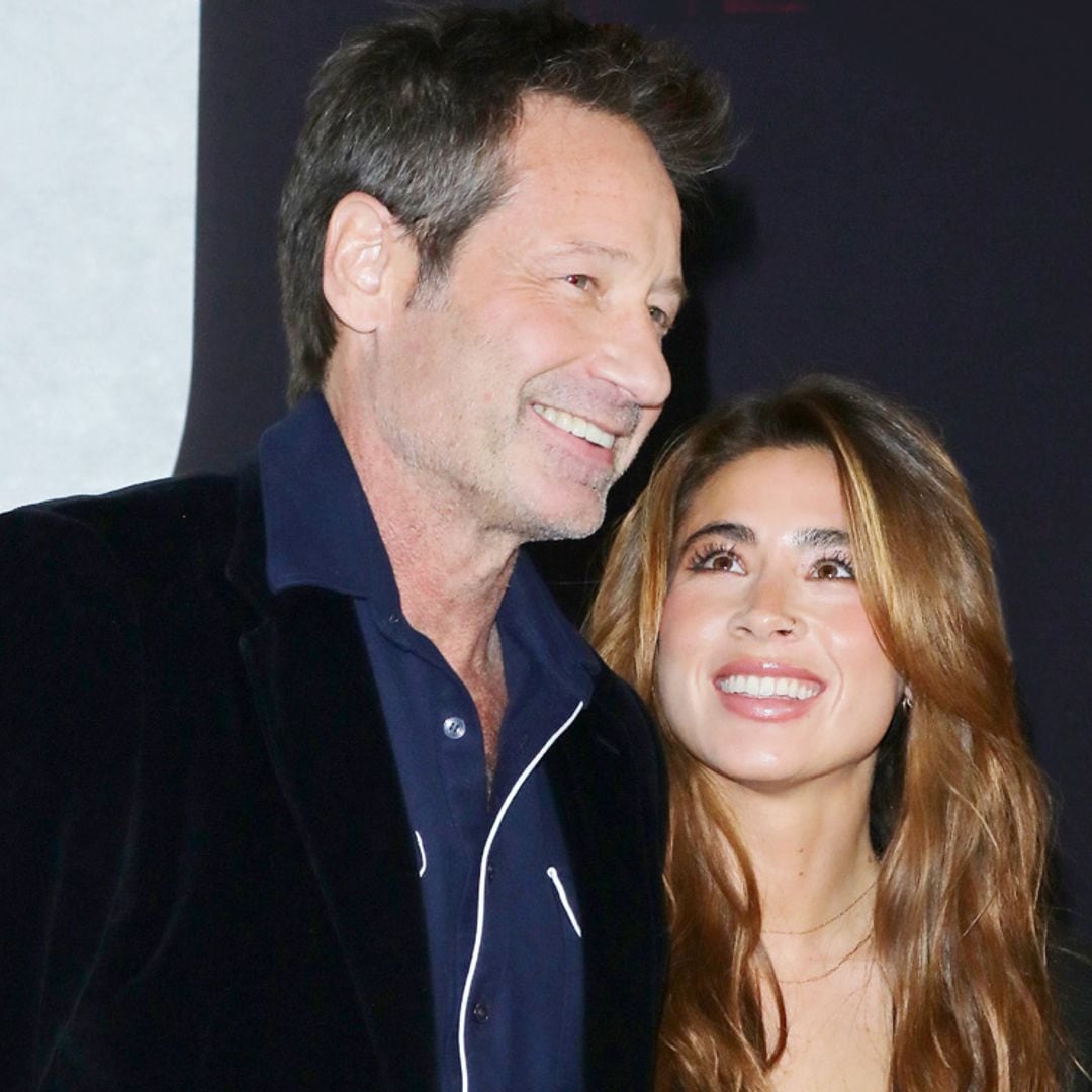 David Duchovny posa por primera vez con su novia, que tiene 33 años menos que él