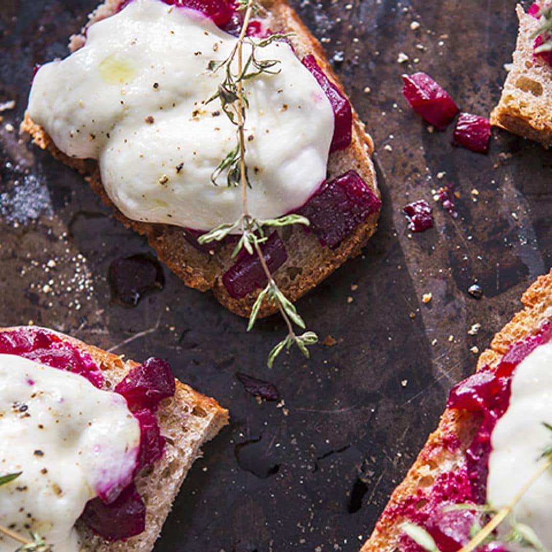 Tosta de remolacha con mousse de queso