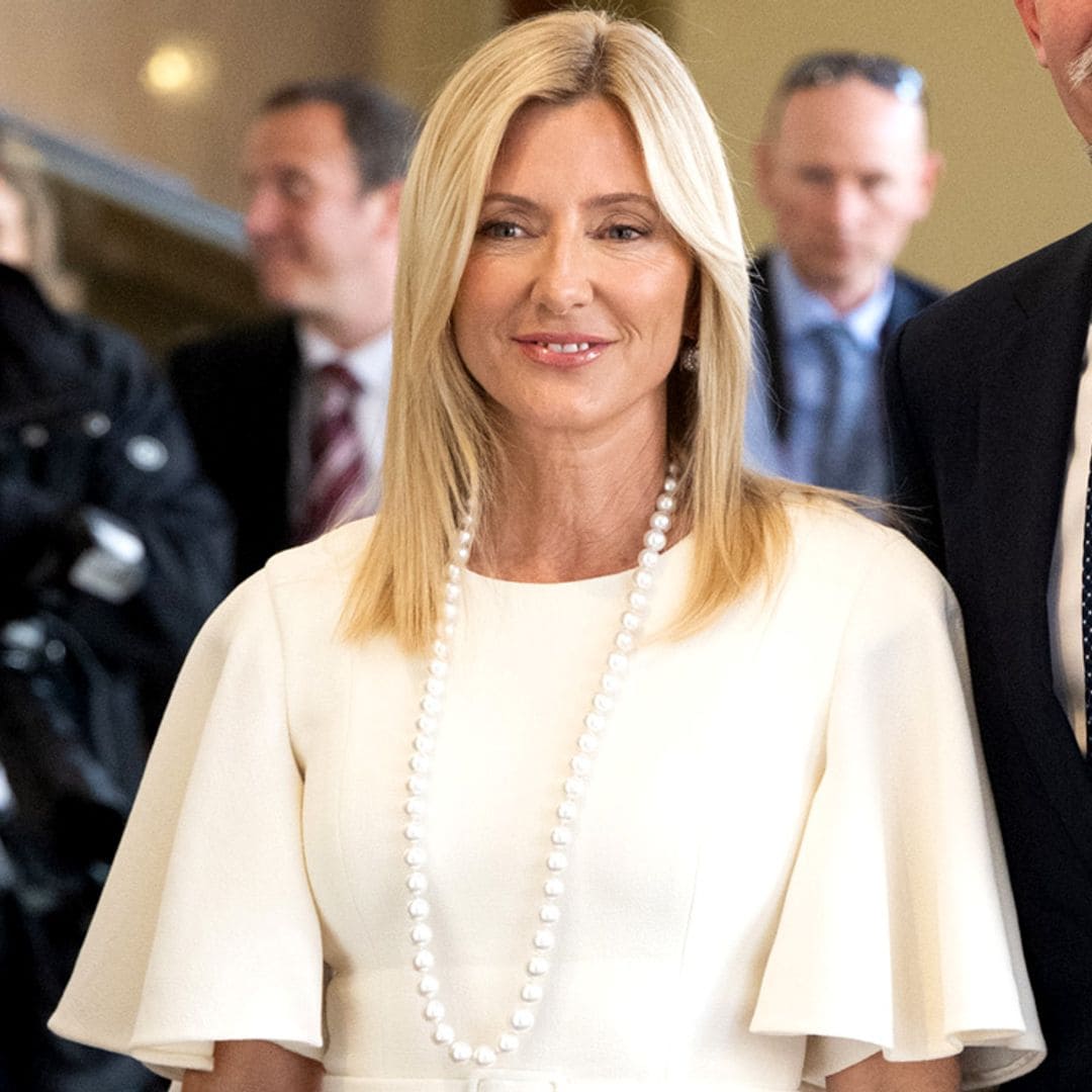 El acierto de Marie Chantal con un impecable look de invitada blanco y joyas de perlas