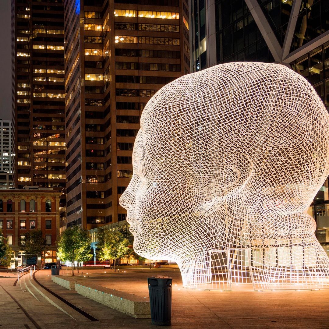 Escultural Wonderland del escultor español Jaume Plensa en Downtown Calgary, Alberta, Canadá