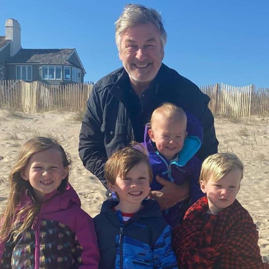 Hilaria Baldwin comparte un tierno vídeo de su marido Alec celebrando su 62 cumpleaños con sus hijos