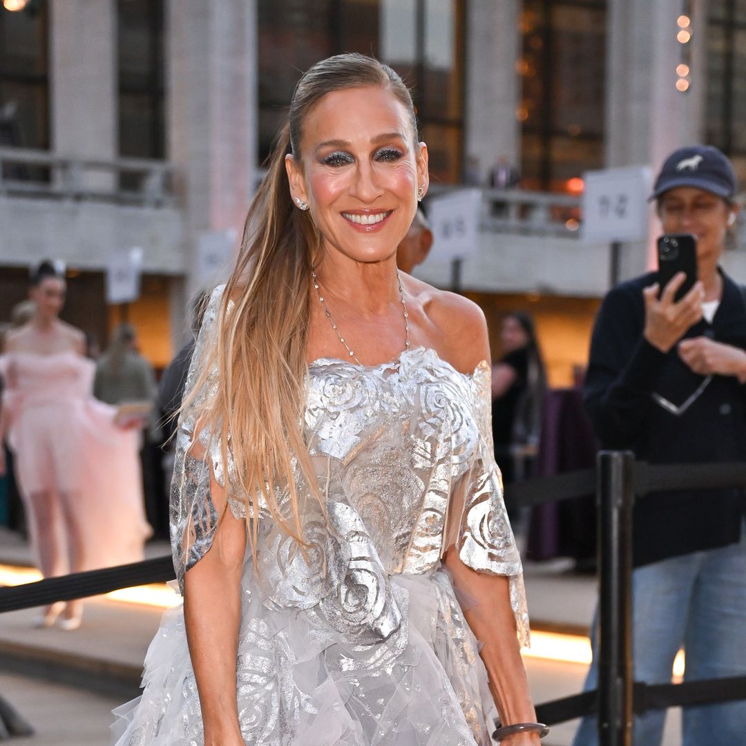 Sarah Jessica Parker deslumbra en Nueva York con esta coleta que podrás copiar en minutos