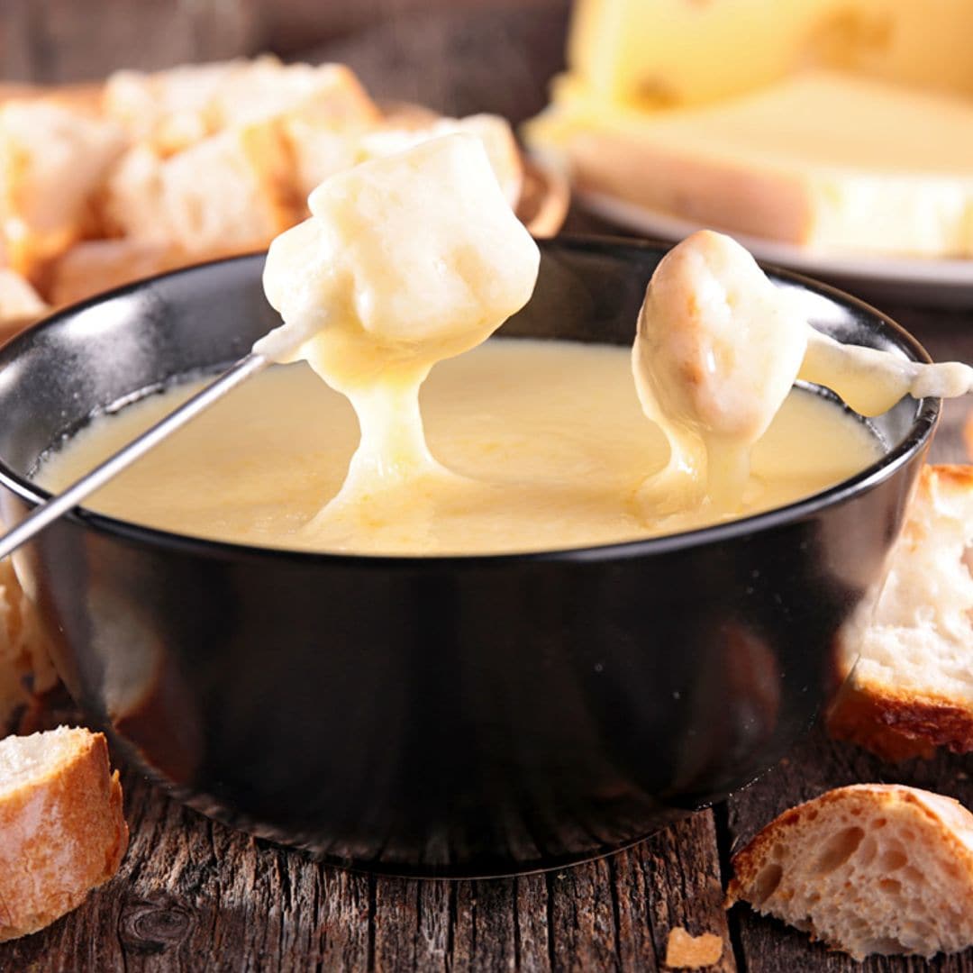 ‘Fondue’ con amigos: planazo gastro de finde… ¡para derretirse de placer!